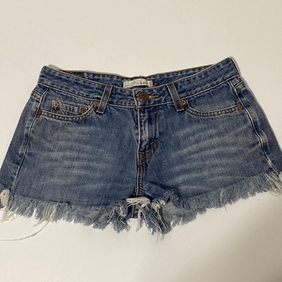 Levi's 545 Medium Wash Frayed Hem Jean Shorts Size 6 - Picture 1 of 7